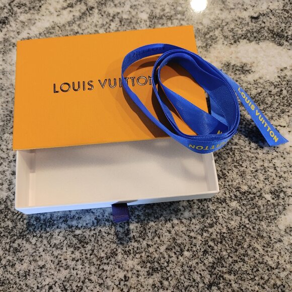 Louis Vuitton Box with ribbon - Picture 1 of 12
